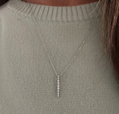 Graduated Single Prong Pendant in 14k White Gold - URBAETIS Fine Jewelry