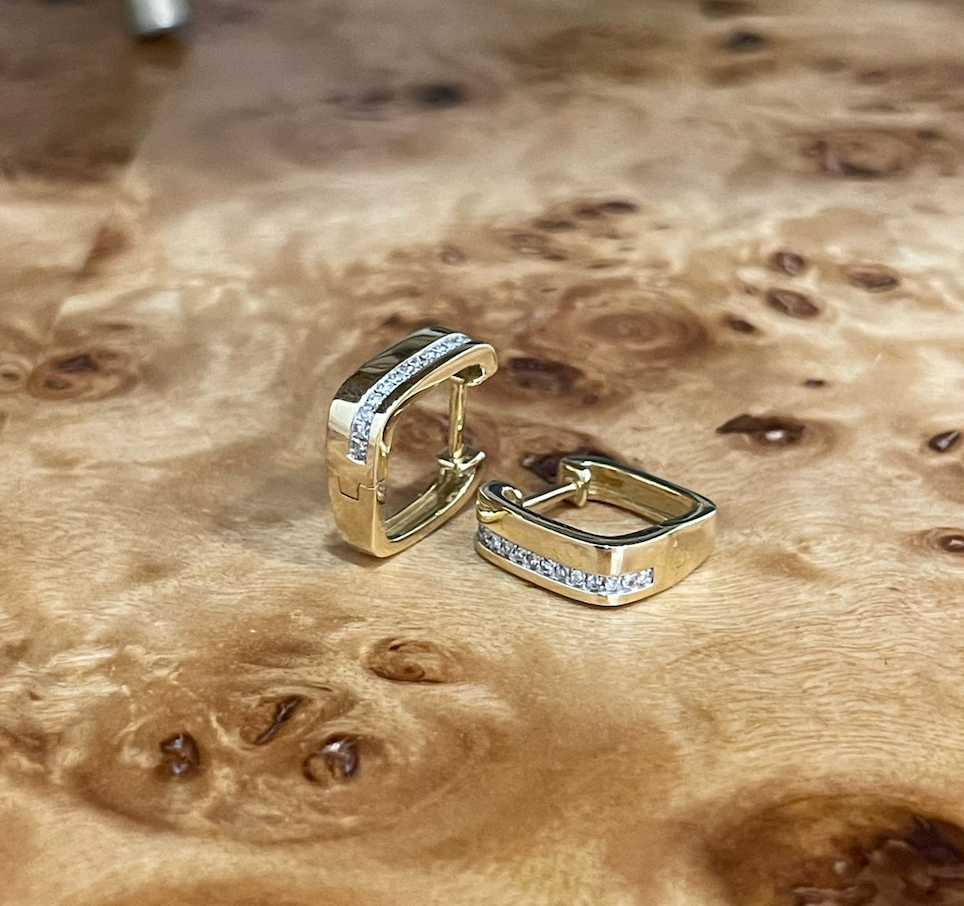 Square Diamond Line Huggies, 14k yellow gold, 0.11 carats - URBAETIS Fine Jewelry